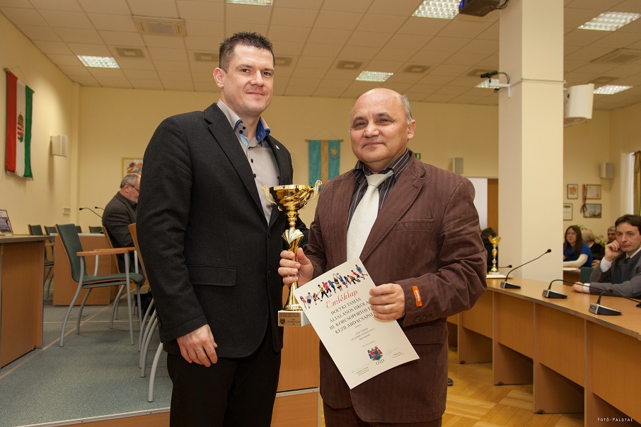A "Legjobb edző" díját Bencze Tamásnak ítélte a kuratórium, aki sajnos nem tudott részt venni az eseményen, így Kovács Ottó a Bolyky Tamás Ált. Iskola igazgatója vette át a díjat 