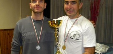 Csaba és Robi az összetett verseny első helyezésért járó kupával