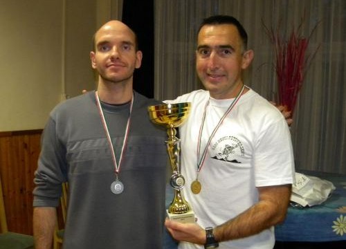 Csaba és Robi az összetett verseny első helyezésért járó kupával